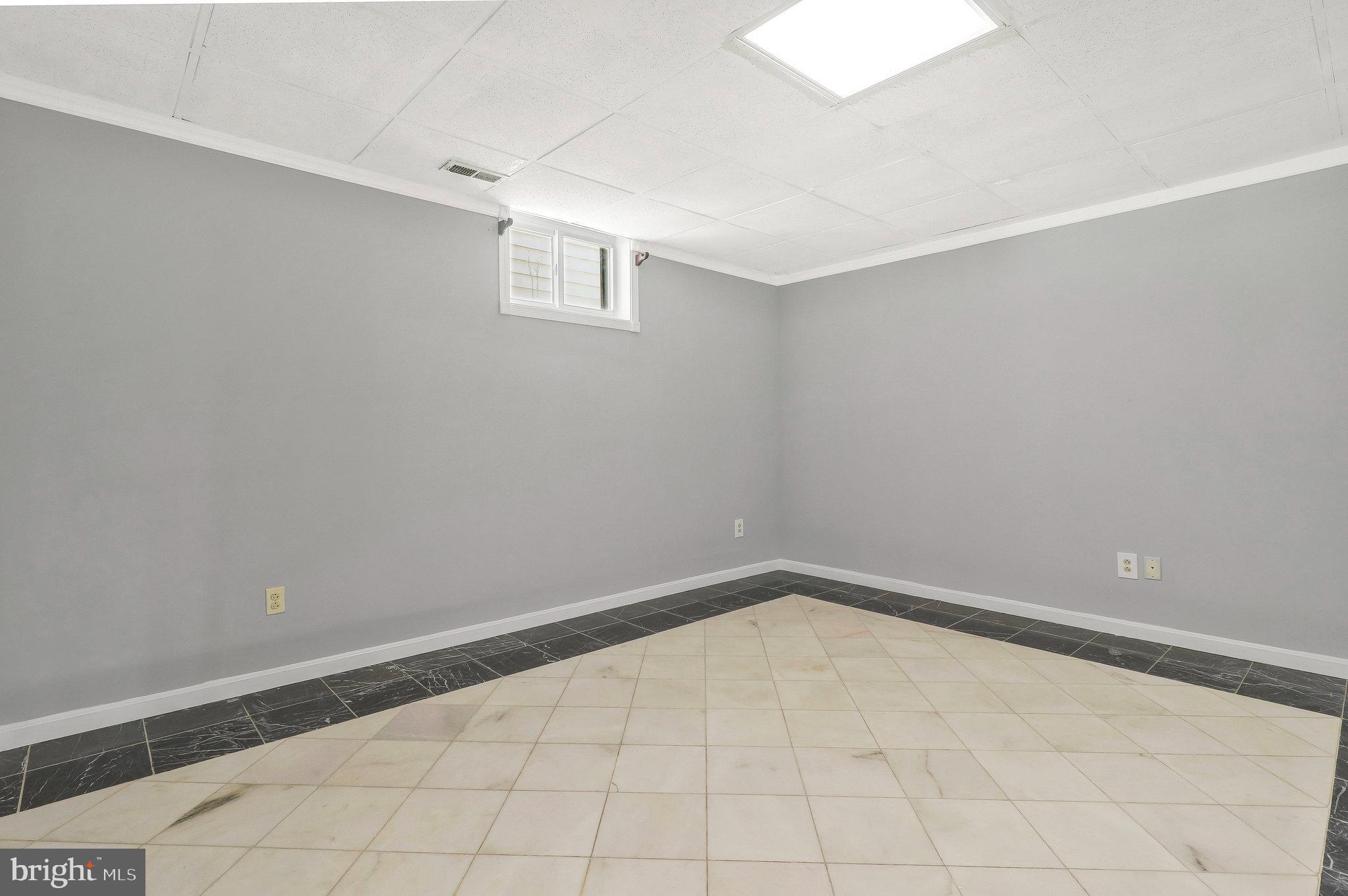9600 Woodland Avenue Lanham, MD 20706 - Photo 30 of 41 an empty room with white walls