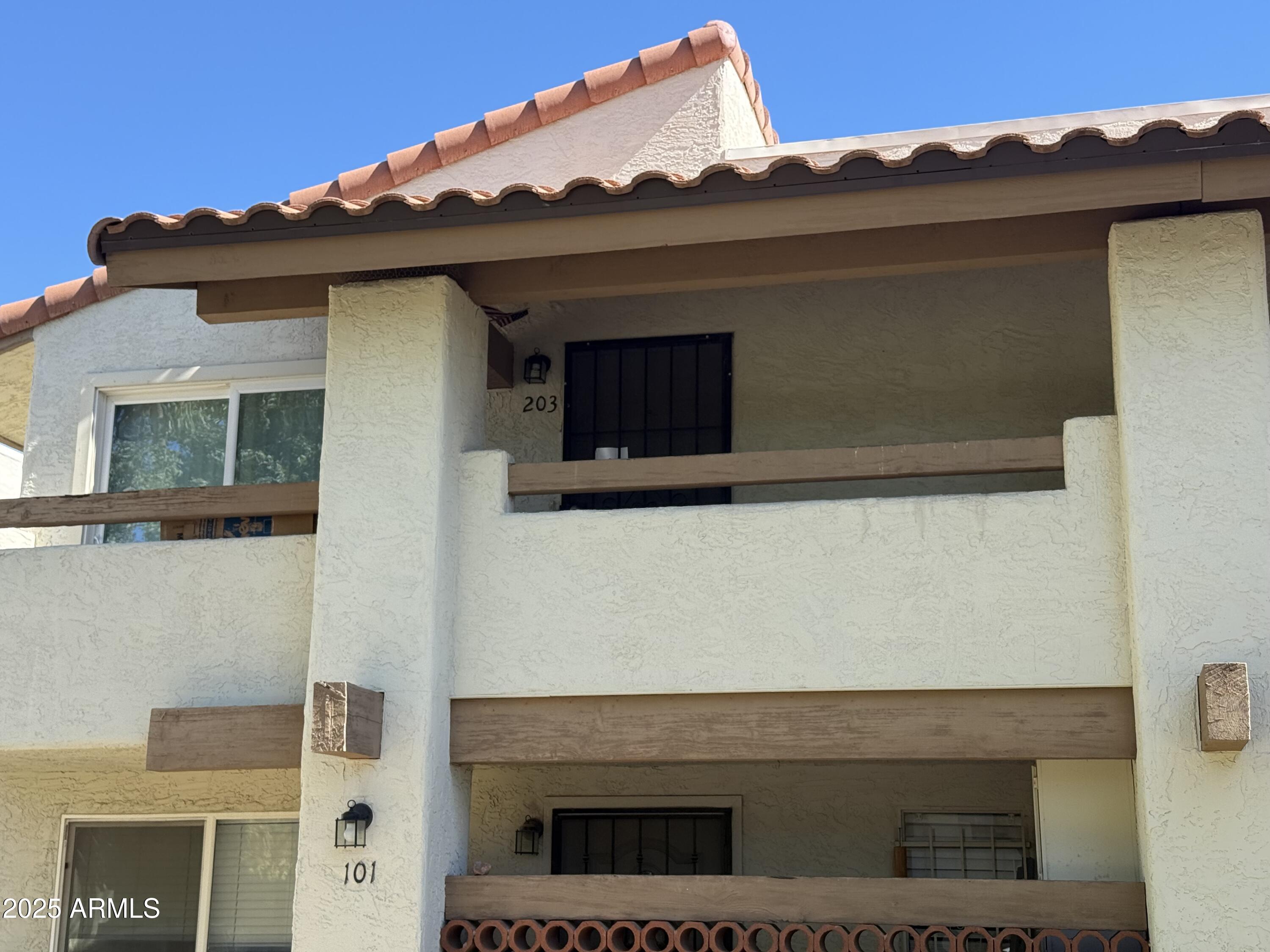 8801 North 8th Street, Unit 203 Phoenix, AZ 85020 - Photo 26 of 29 a fireplace with wooden floor