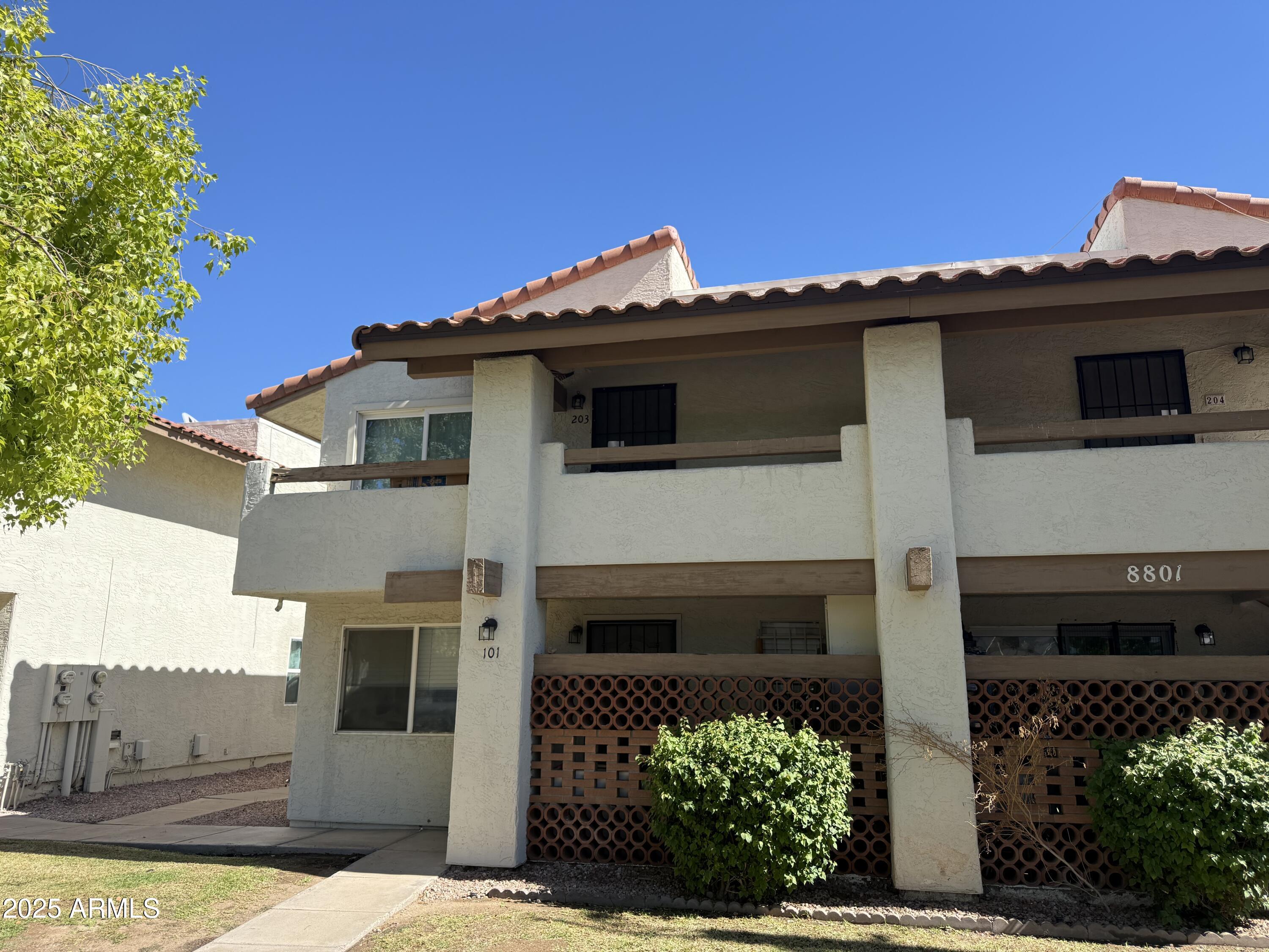 8801 North 8th Street, Unit 203 Phoenix, AZ 85020 - Photo 27 of 29 a view of a house with a balcony