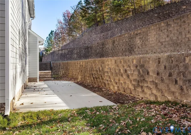a view of yard with green space