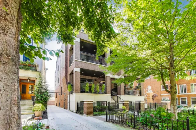 $840,000 | 735 West Brompton Avenue, Unit 2E, Chicago, IL 60657