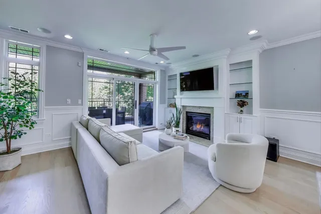 $840,000 | 735 West Brompton Avenue, Unit 2E, Chicago, IL 60657