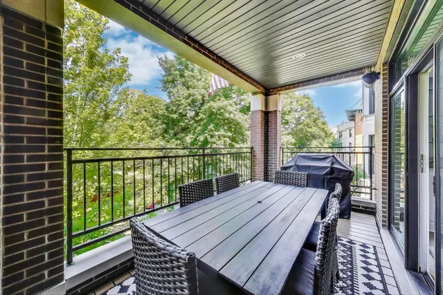 $840,000 | 735 West Brompton Avenue, Unit 2E, Chicago, IL 60657