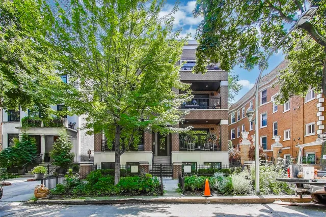 $840,000 | 735 West Brompton Avenue, Unit 2E, Chicago, IL 60657