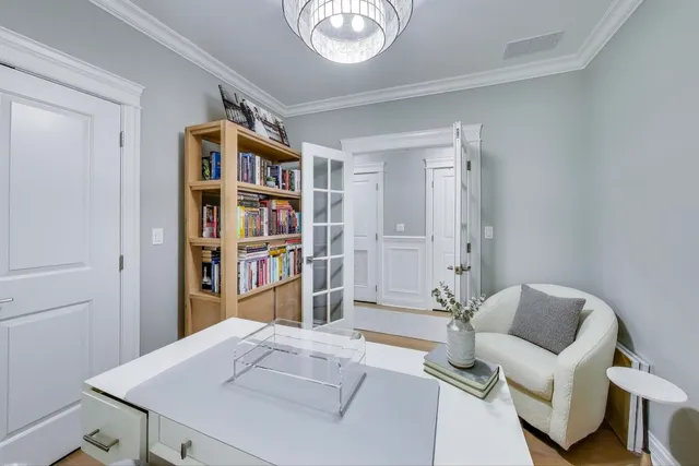 $840,000 | 735 West Brompton Avenue, Unit 2E, Chicago, IL 60657