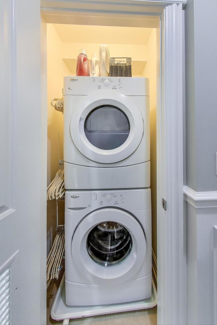 735 West Brompton Avenue, Unit 2E Chicago, IL 60657 - Photo 23 of 25 a utility room with dryer and washer