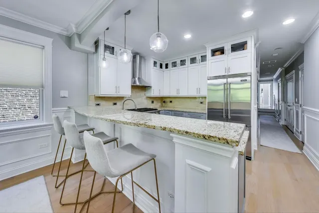 $840,000 | 735 West Brompton Avenue, Unit 2E, Chicago, IL 60657