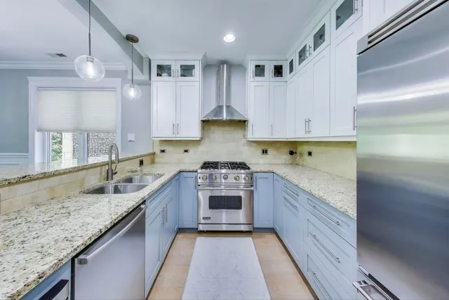 $840,000 | 735 West Brompton Avenue, Unit 2E, Chicago, IL 60657