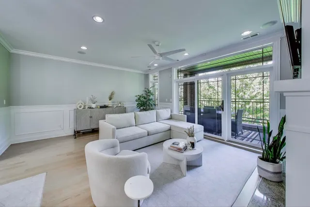 $840,000 | 735 West Brompton Avenue, Unit 2E, Chicago, IL 60657