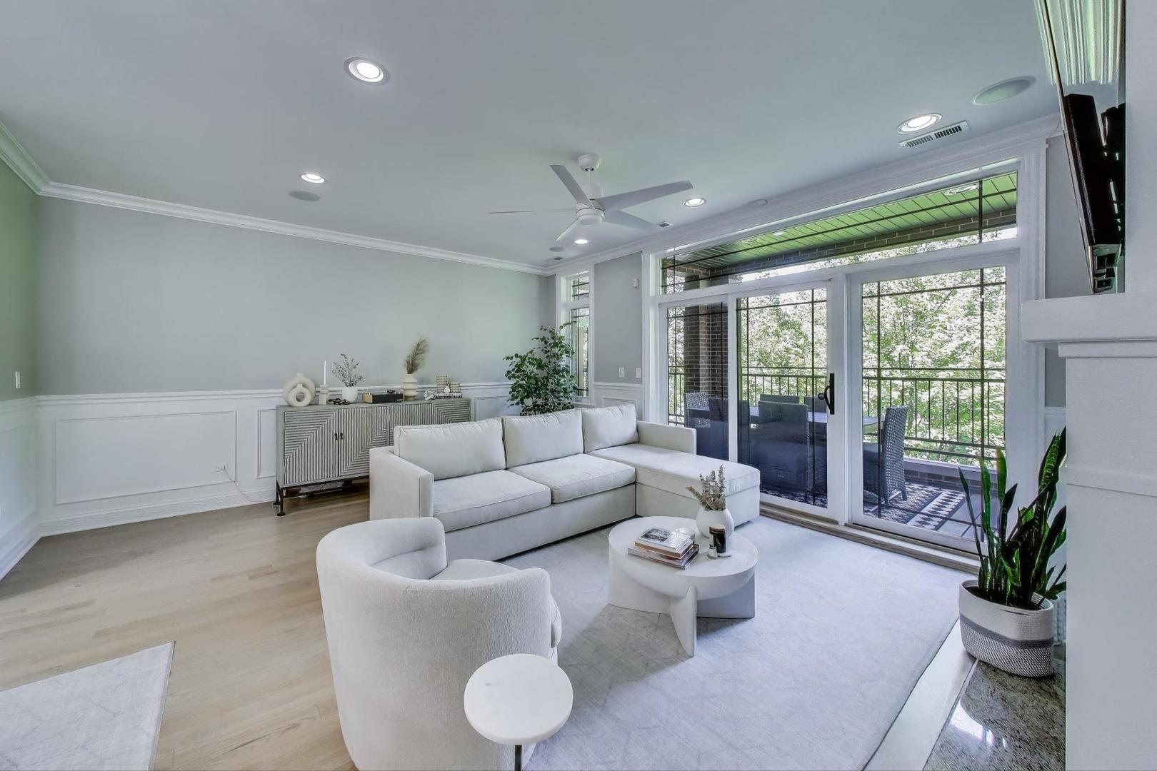 735 West Brompton Avenue, Unit 2E Chicago, IL 60657 - Photo 10 of 25 a living room with furniture and a potted plant