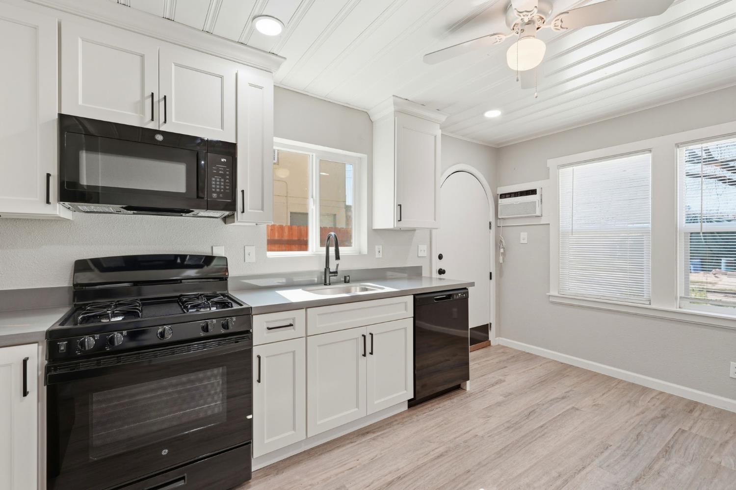 112 Fairview Street Modesto, CA 95354 - Photo 4 of 46