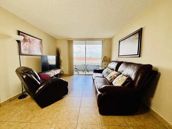 $2,400 | 8201 Northwest 8th Street, Unit 1509, Miami, FL 33126