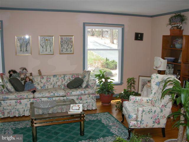 6411 Chapel View Road Clifton, VA 20124 - Photo 15 of 28 Living Room