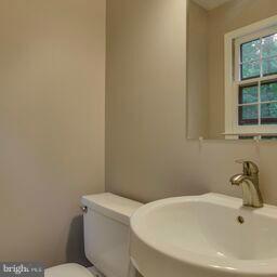 6411 Chapel View Road Clifton, VA 20124 - Photo 17 of 28 Bath