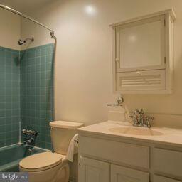 6411 Chapel View Road Clifton, VA 20124 - Photo 18 of 28 Bath