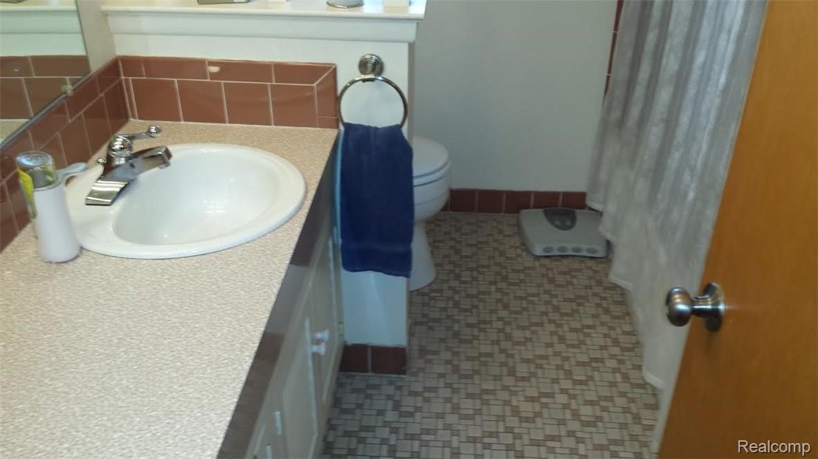 29294 Merrick Warren, MI 48092 - Photo 15 of 20 bath.jpg