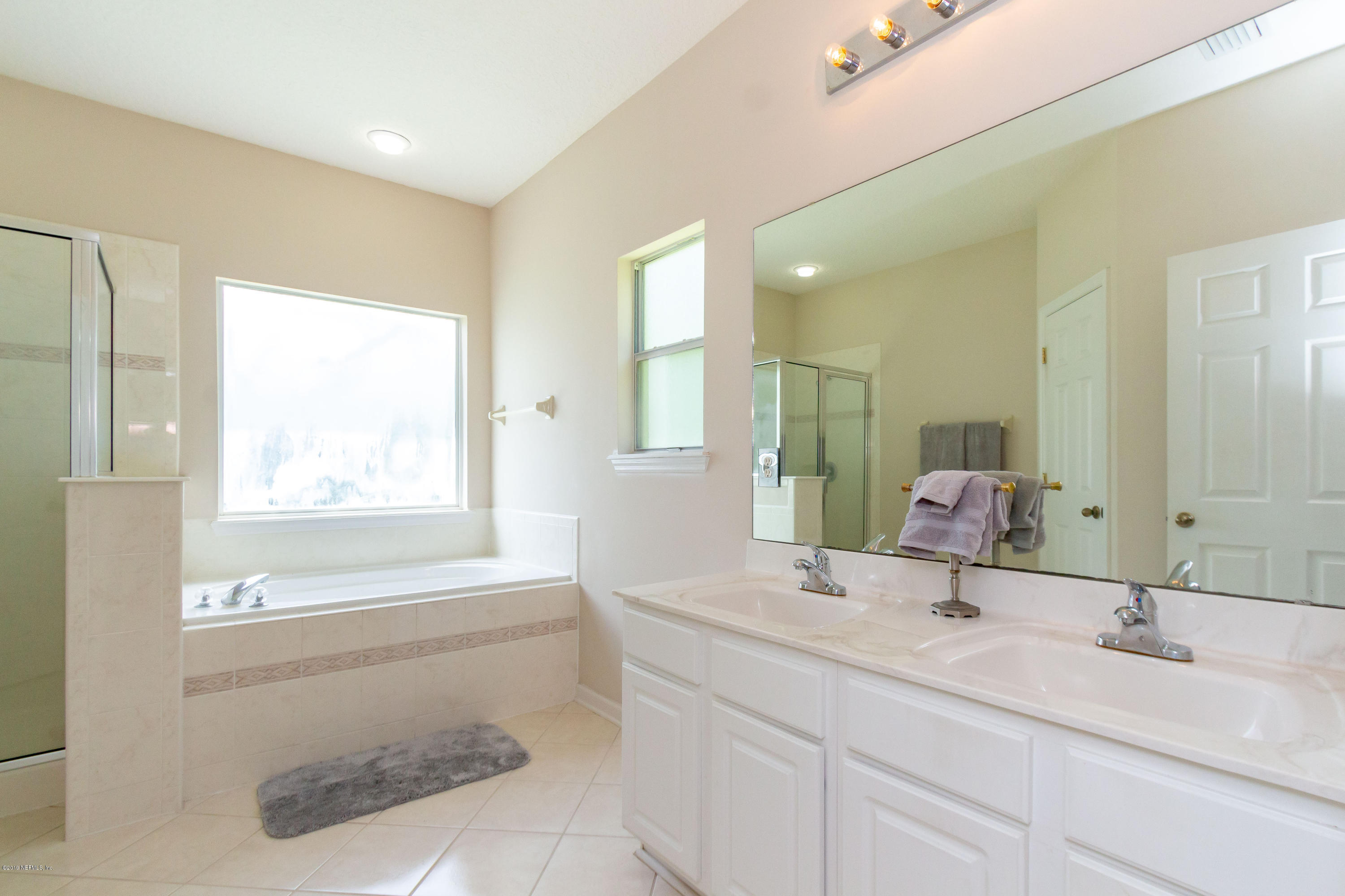 321 Stonehurst Parkway St. Augustine, FL 32092 - Photo 30 of 60 a bathroom with a sink mirror and a bathtub
