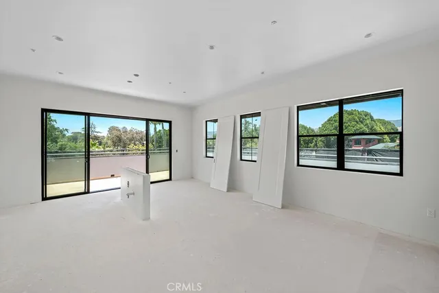 a view of a dinning table and chairs in patio