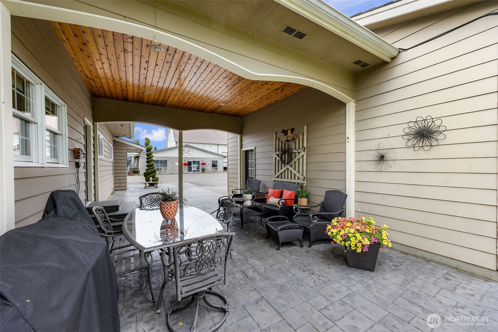 8634 Double Ditch Road Lynden, WA 98264 - Photo 20 of 40 a outdoor space with furniture