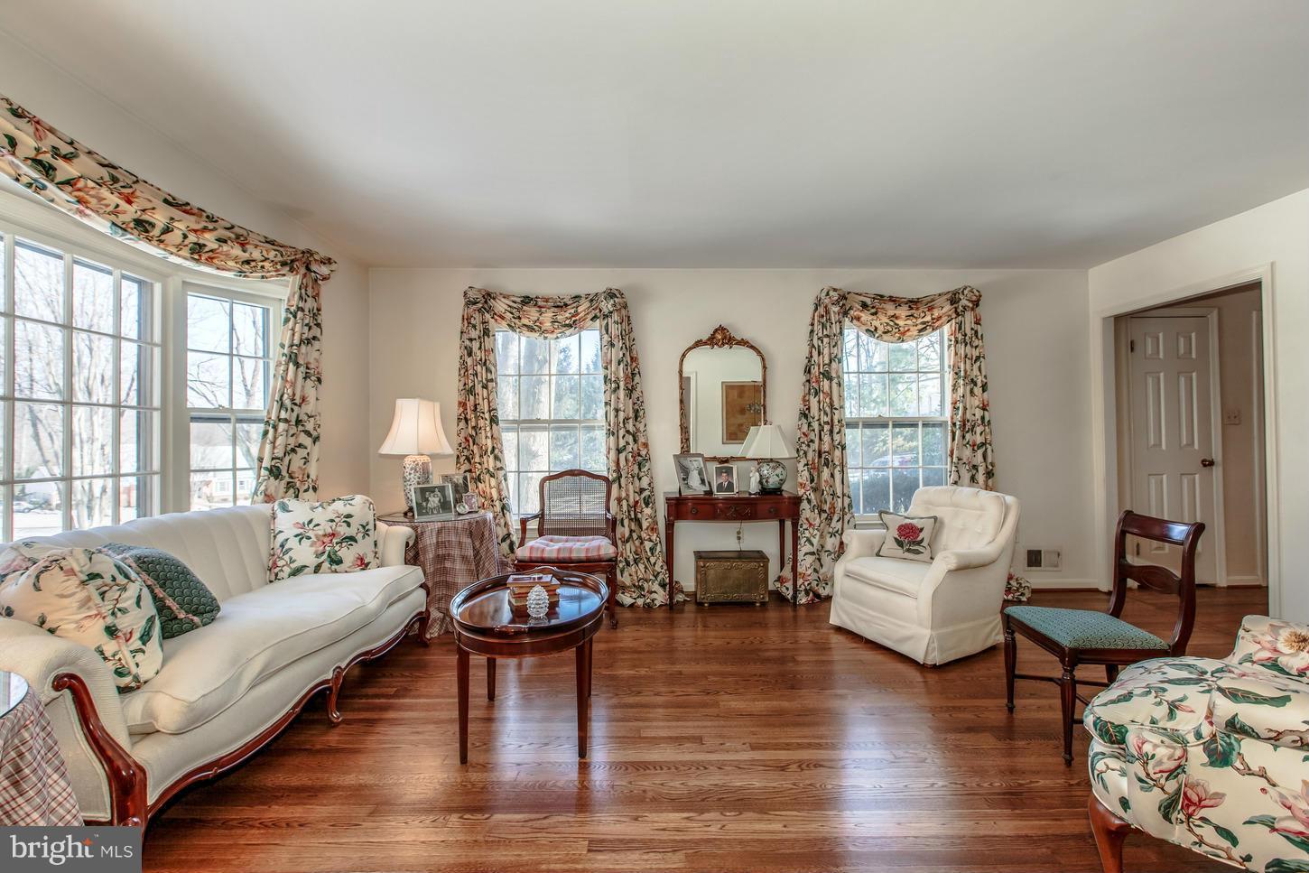 1204 Old Stable Road McLean, VA 22102 - Photo 4 of 25 Living Room