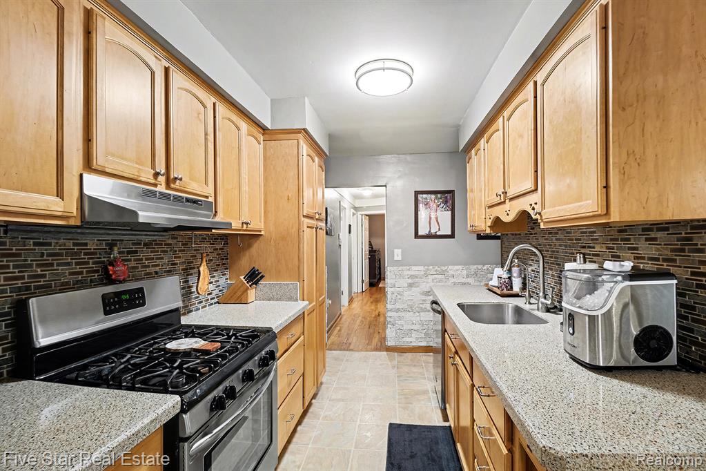 1756 Pedersen Road Walled Lake, MI 48390 - Photo 15 of 33 Gallery Image 15