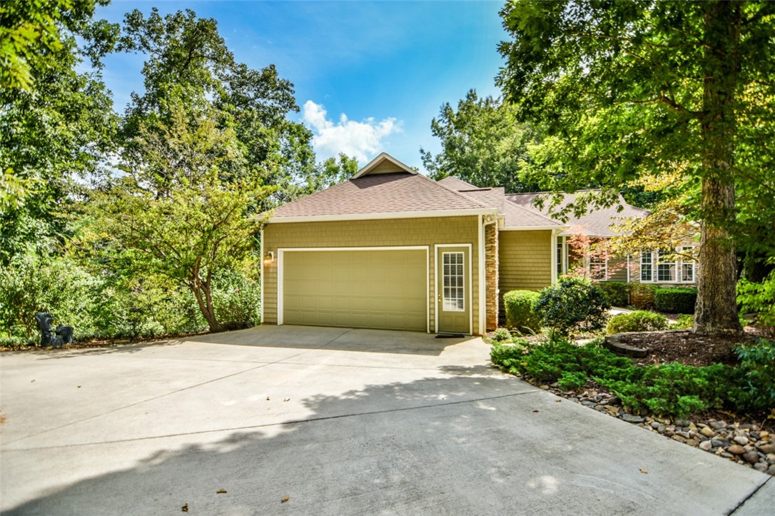 212 Wynmere Way Seneca, SC 29672 - Photo 6 of 46 Gallery Image 6