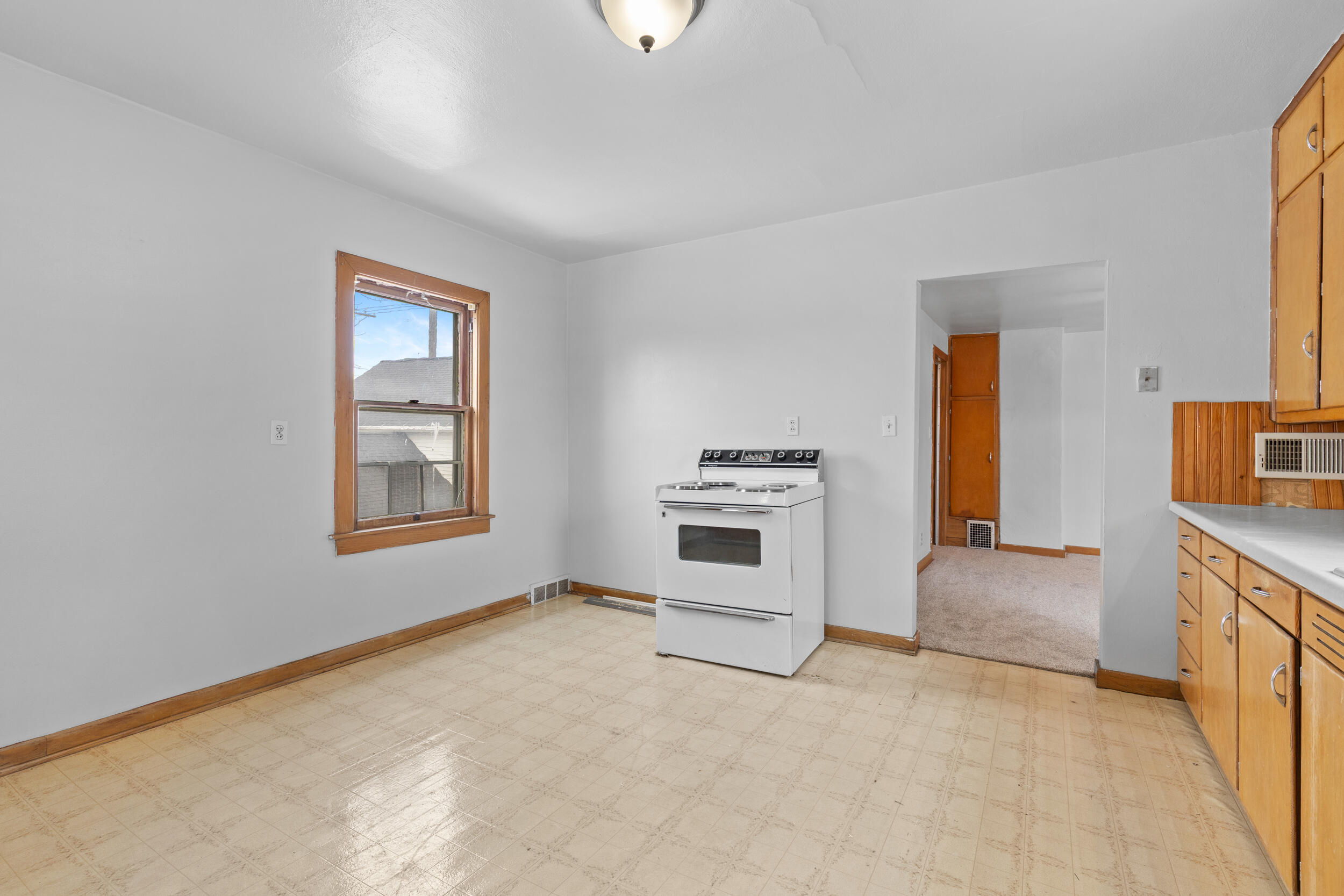 1809 Madison Street Manitowoc, WI 54220 - Photo 12 of 24 photo feb 25 2026, 11 30 04 pm