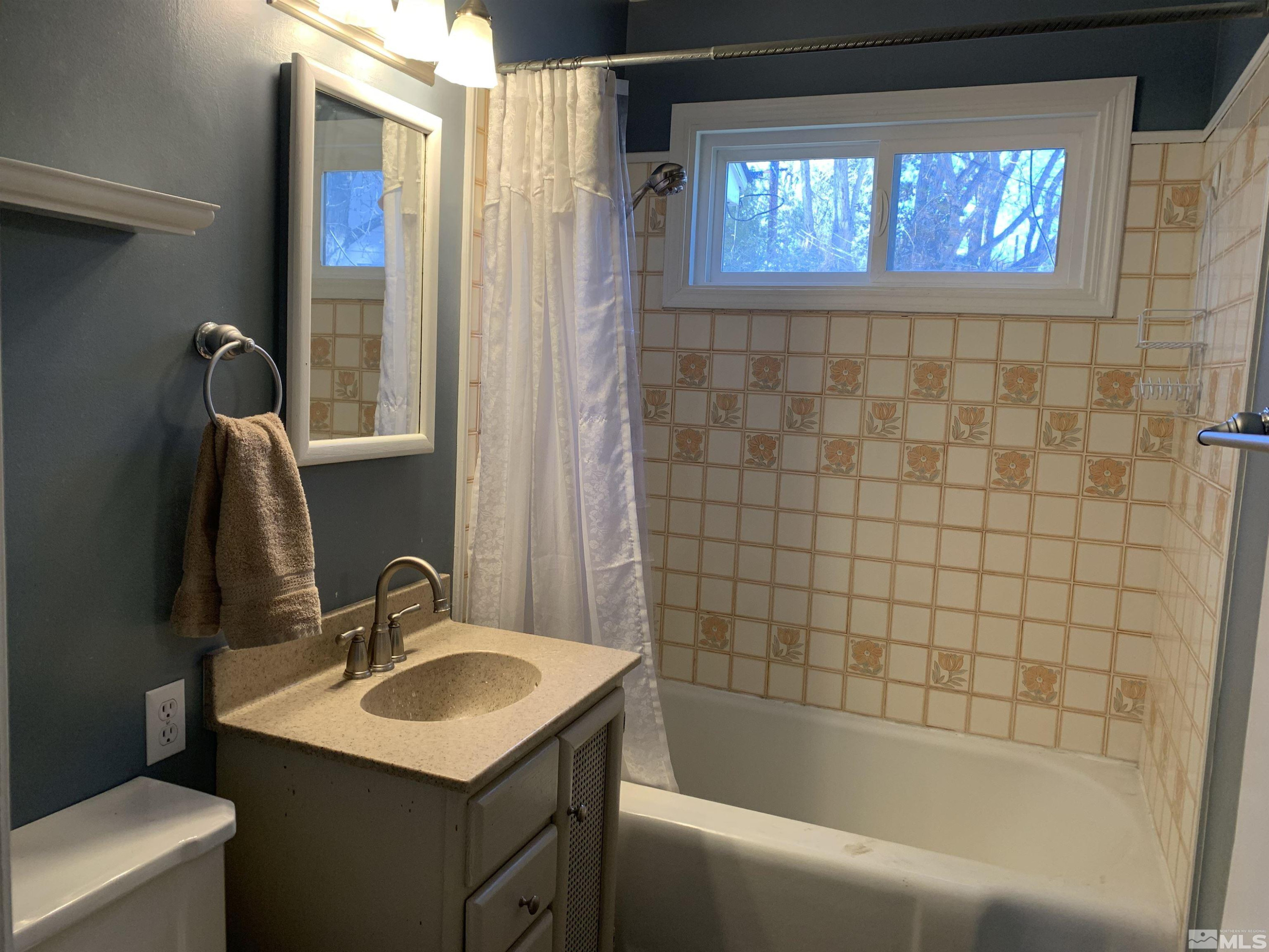 895 Lodge Avenue Reno, NV 89503 - Photo 25 of 28 a bathroom with a sink and a bathtub