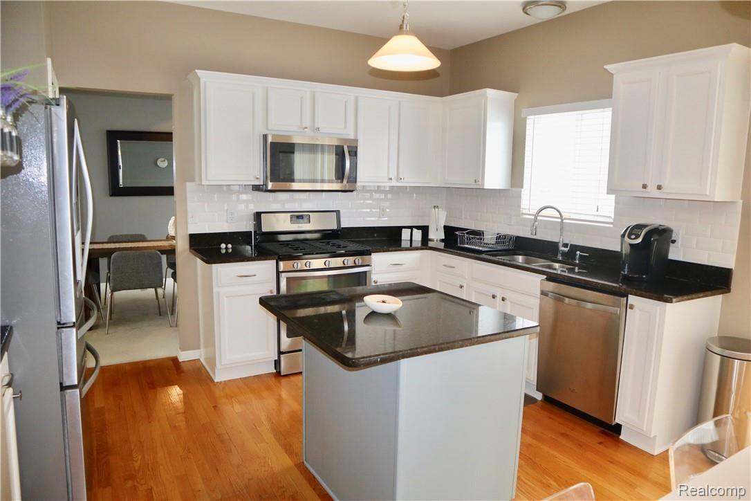 2092 Cattail Circle Rochester, MI 48309 - Photo 12 of 52 fullsizeoutput_970.jpeg