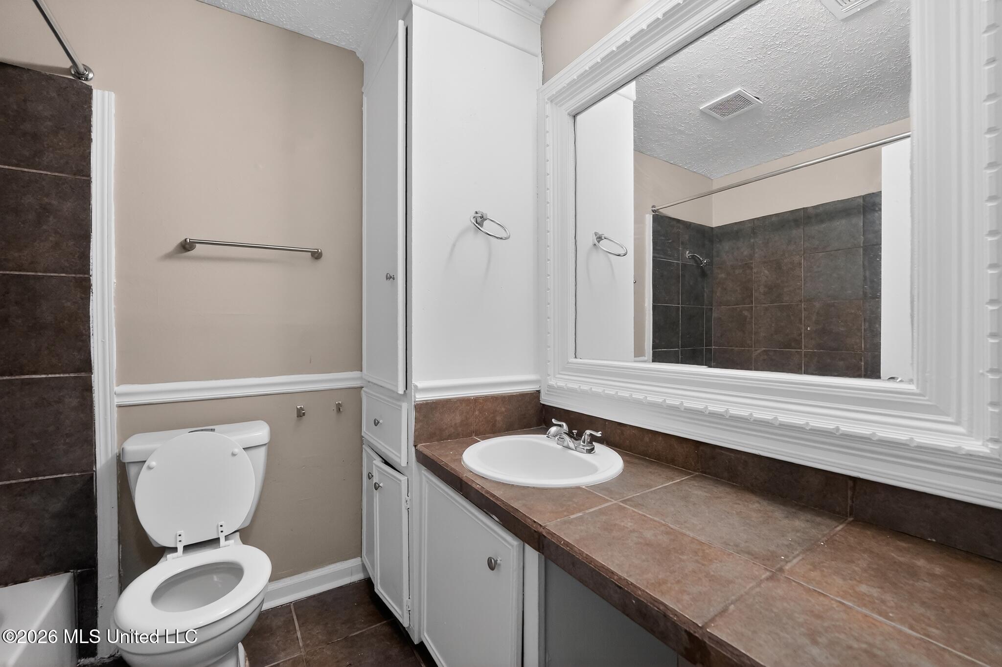 206 Valley Ridge Drive Jackson, MS 39206 - Photo 31 of 34 31_206_Valley_Ridge_Dr-Bathroom-8024