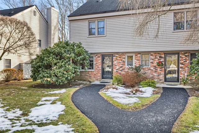 a view of a house with backyard