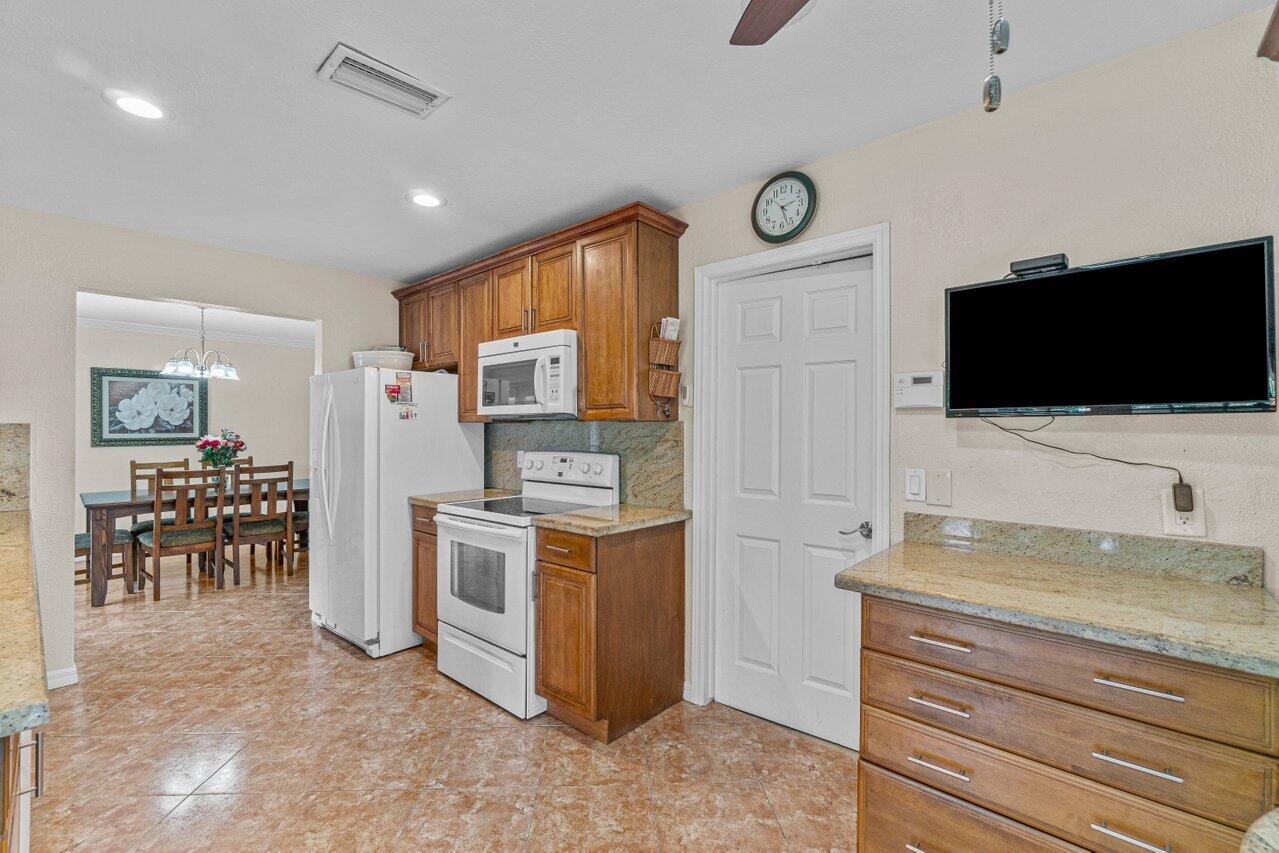 22446 Southwest 65th Avenue Boca Raton, FL 33428 - Photo 11 of 27 014-22446Southwest65thAvenue-BocaRaton-F