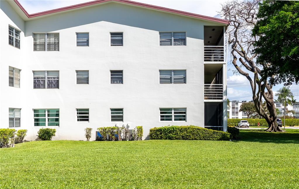 592 Fanshaw O, Unit 592 Boca Raton, FL 33434 - Photo 20 of 25 a view of a house with a yard