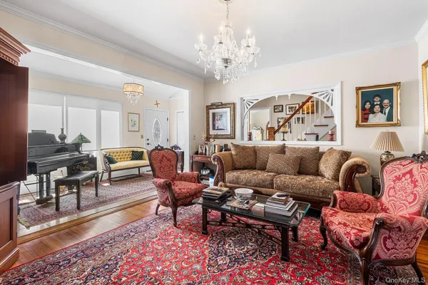 $1,149,000 | 46 Riggs Place, Locust Valley, NY 11560