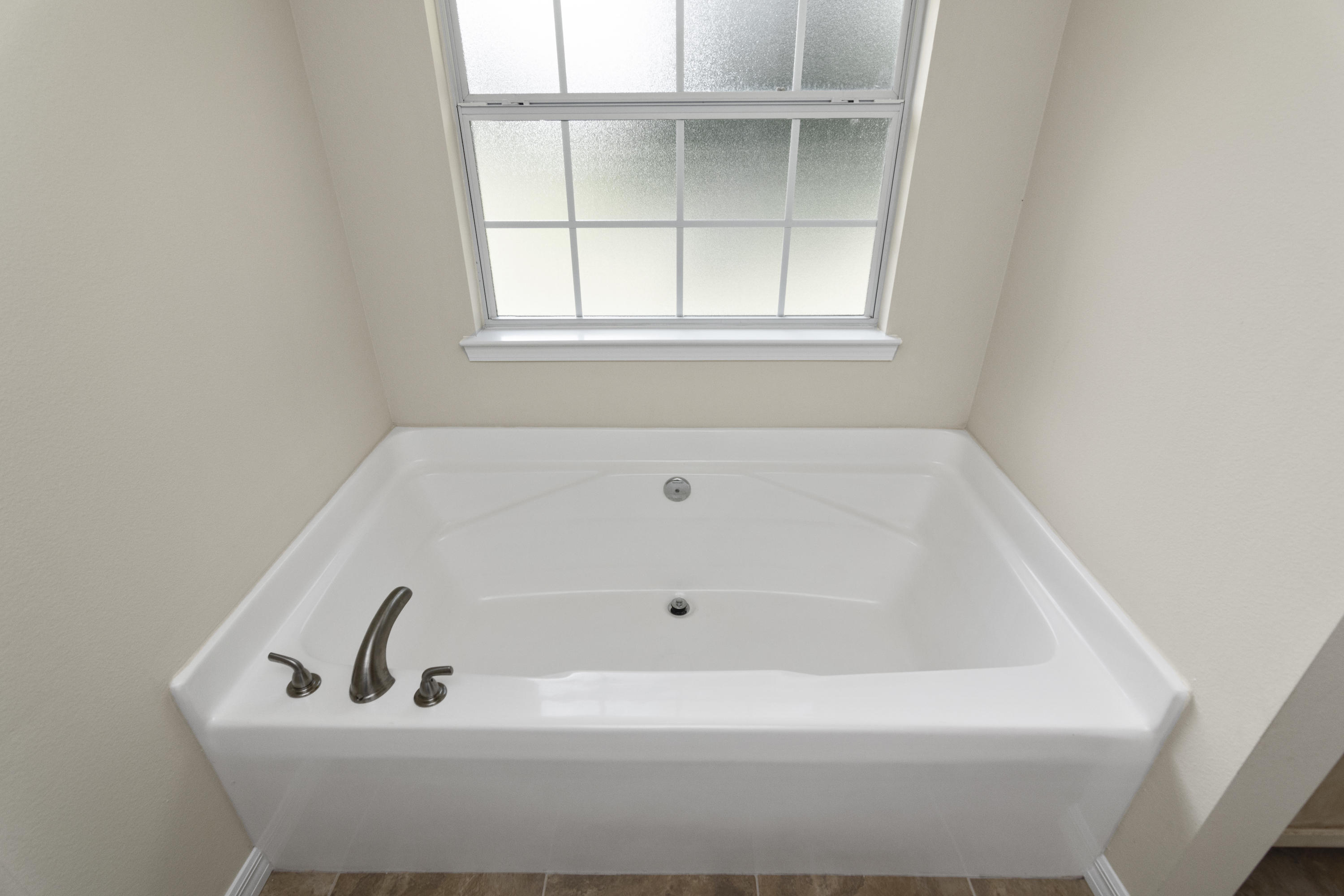6336 Possum Ridge Road Crestview, FL 32539 - Photo 23 of 40 a bathroom with bathtub