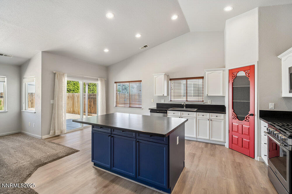 9489 Navajo Ridge Drive Reno, NV 89506 - Photo 5 of 28 kitchen2