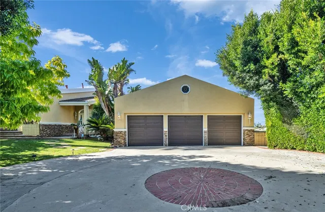 a view of a house with a backyard