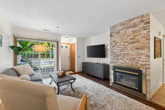 $244,900 | 2597 Bedford Court, Unit 27, Mendota Heights, MN 55120