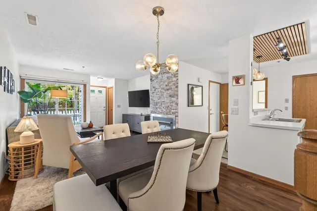 $244,900 | 2597 Bedford Court, Unit 27, Mendota Heights, MN 55120