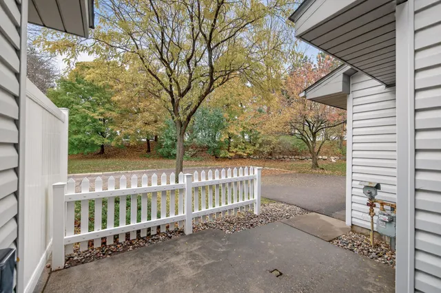 $244,900 | 2597 Bedford Court, Unit 27, Mendota Heights, MN 55120