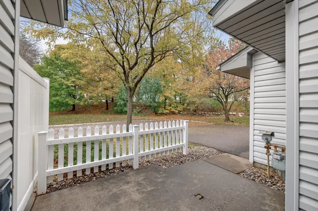 $244,900 | 2597 Bedford Court, Unit 27, Mendota Heights, MN 55120