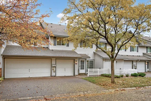 $244,900 | 2597 Bedford Court, Unit 27, Mendota Heights, MN 55120