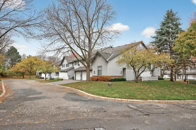 $244,900 | 2597 Bedford Court, Unit 27, Mendota Heights, MN 55120