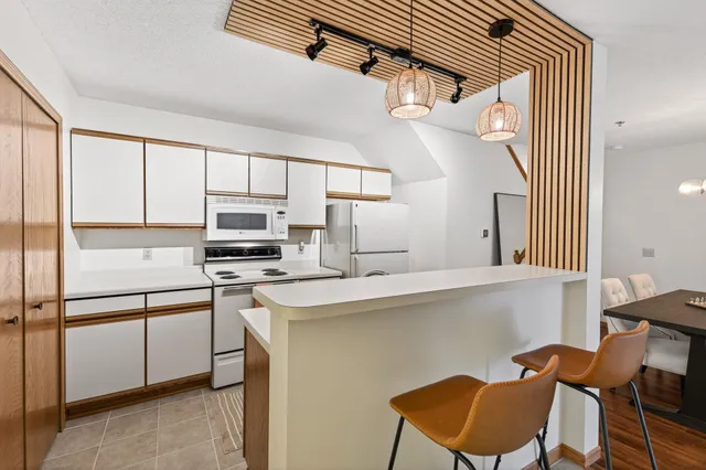 $244,900 | 2597 Bedford Court, Unit 27, Mendota Heights, MN 55120