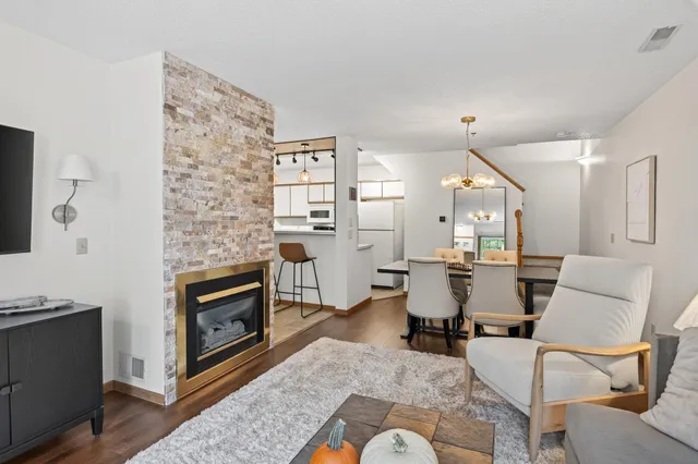 $244,900 | 2597 Bedford Court, Unit 27, Mendota Heights, MN 55120