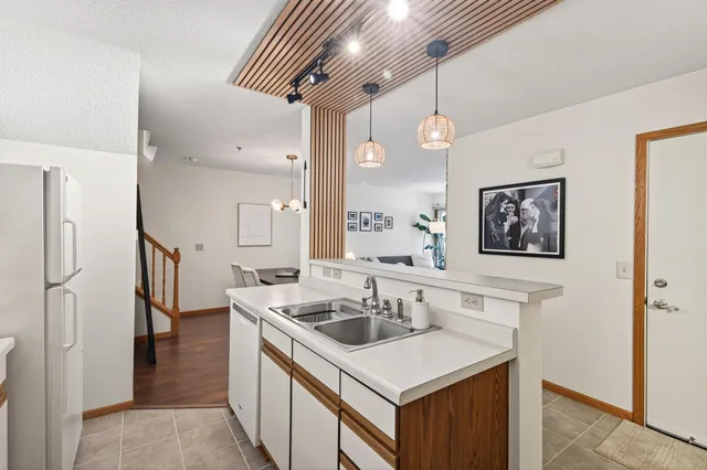 $244,900 | 2597 Bedford Court, Unit 27, Mendota Heights, MN 55120