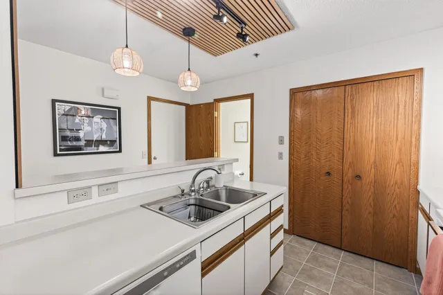 $244,900 | 2597 Bedford Court, Unit 27, Mendota Heights, MN 55120