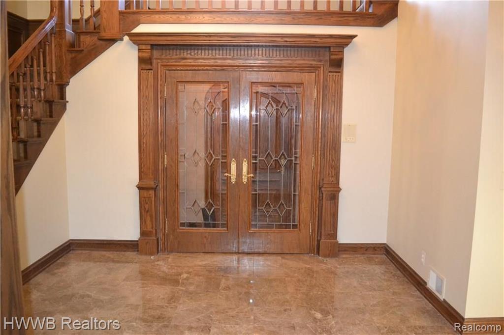 330 Camelot Way Rochester, MI 48306 - Photo 4 of 48