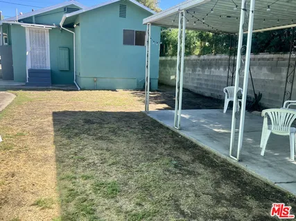 a view of backyard with tub