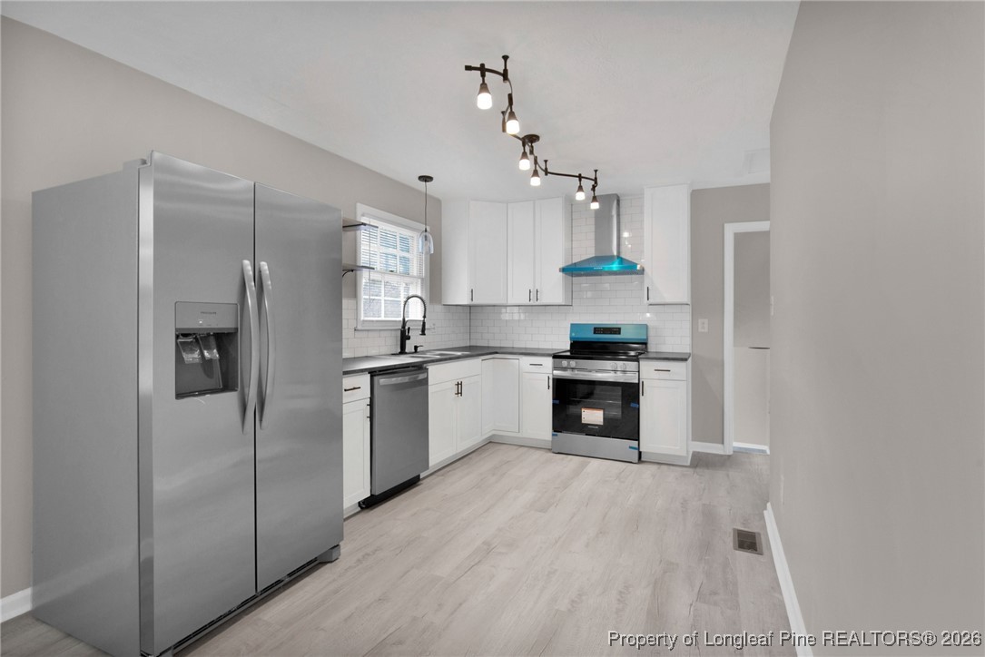 382 Saddle Ridge Road Fayetteville, NC 28311 - Photo 8 of 22 a kitchen with stainless steel appliances a refrigerator sink and stove